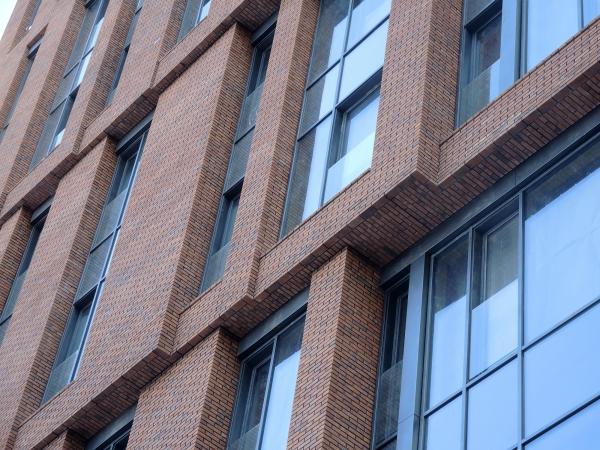 Применение облицовочного керамического кирпича для фасада коммерческих зданий